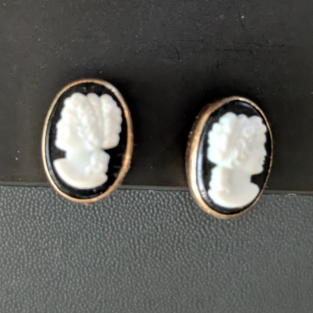 Vintage Shell Cameo Earrings Van Dell 12k Gold Filled.